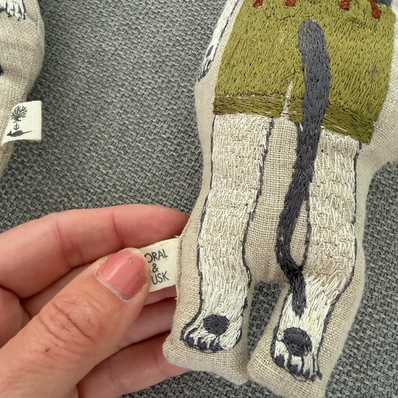 ☀️🌴 Coral & Tusk Decorative Pillows - Picture 6 of 7